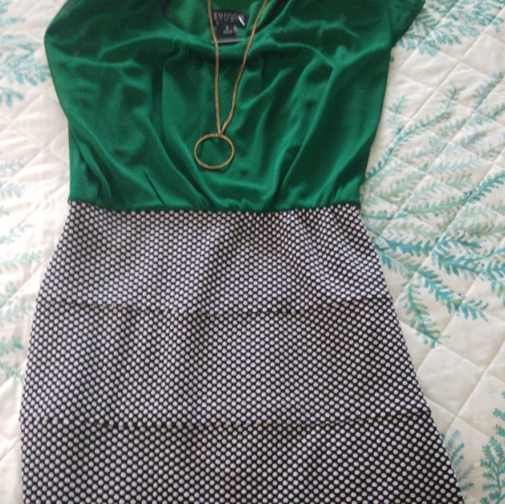 Zipper closureShort sleeve, round neck knee leng - Picture 2 of 3